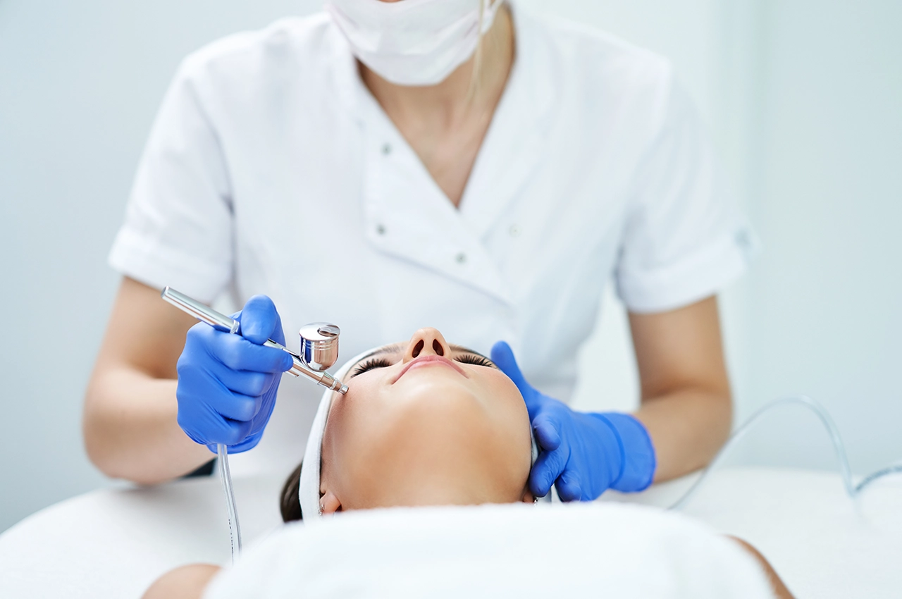 أخصائية تجميل تقدم علاج الأكسجين لبشرة الوجه باستخدام جهاز حديث في عيادة في الشارقة