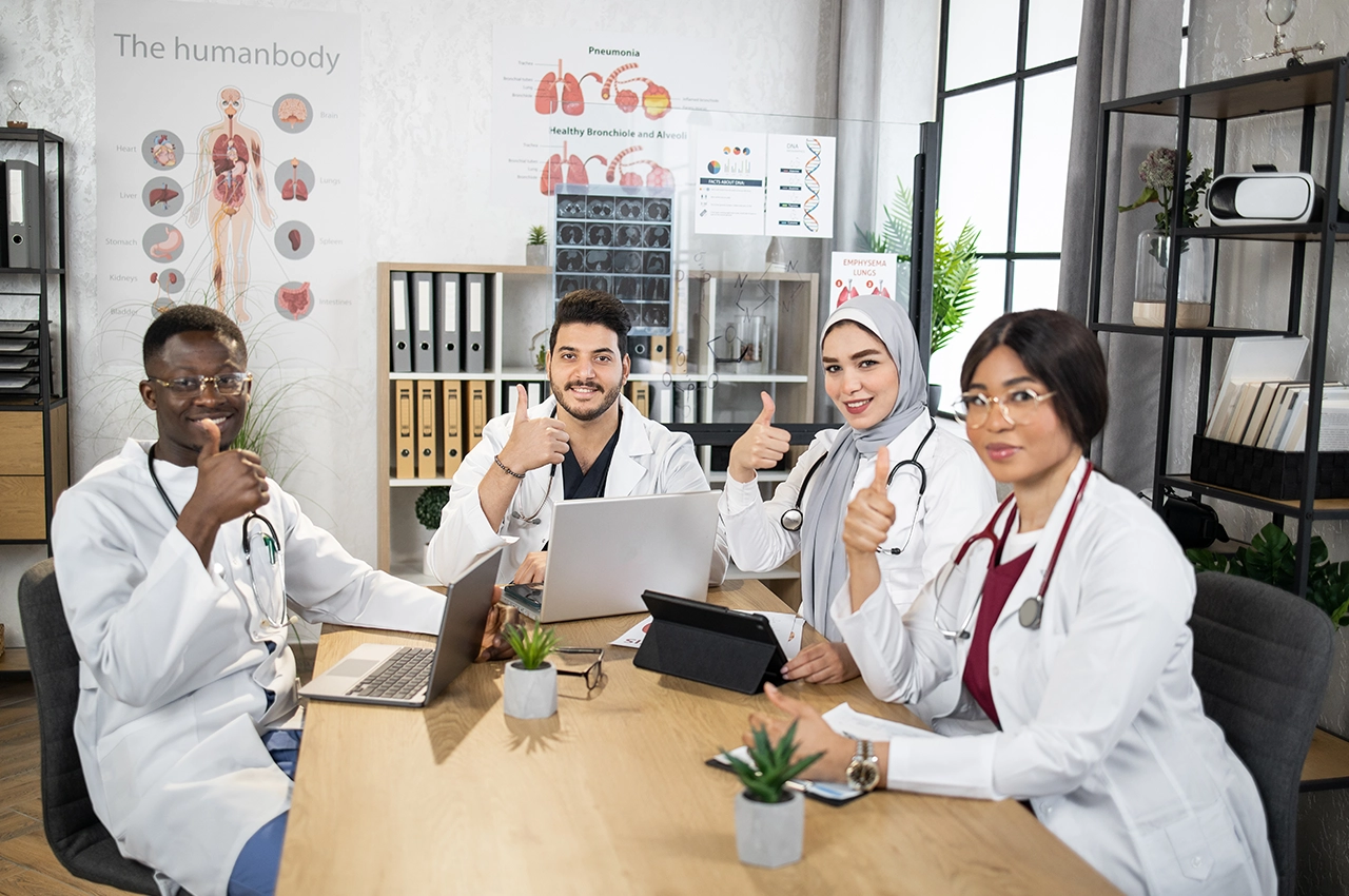 فريق من الأطباء يجتمعون في عيادة الطب العام في الشارقة لمناقشة الحالات الطبية وتقديم الرعاية الصحية للمرضى